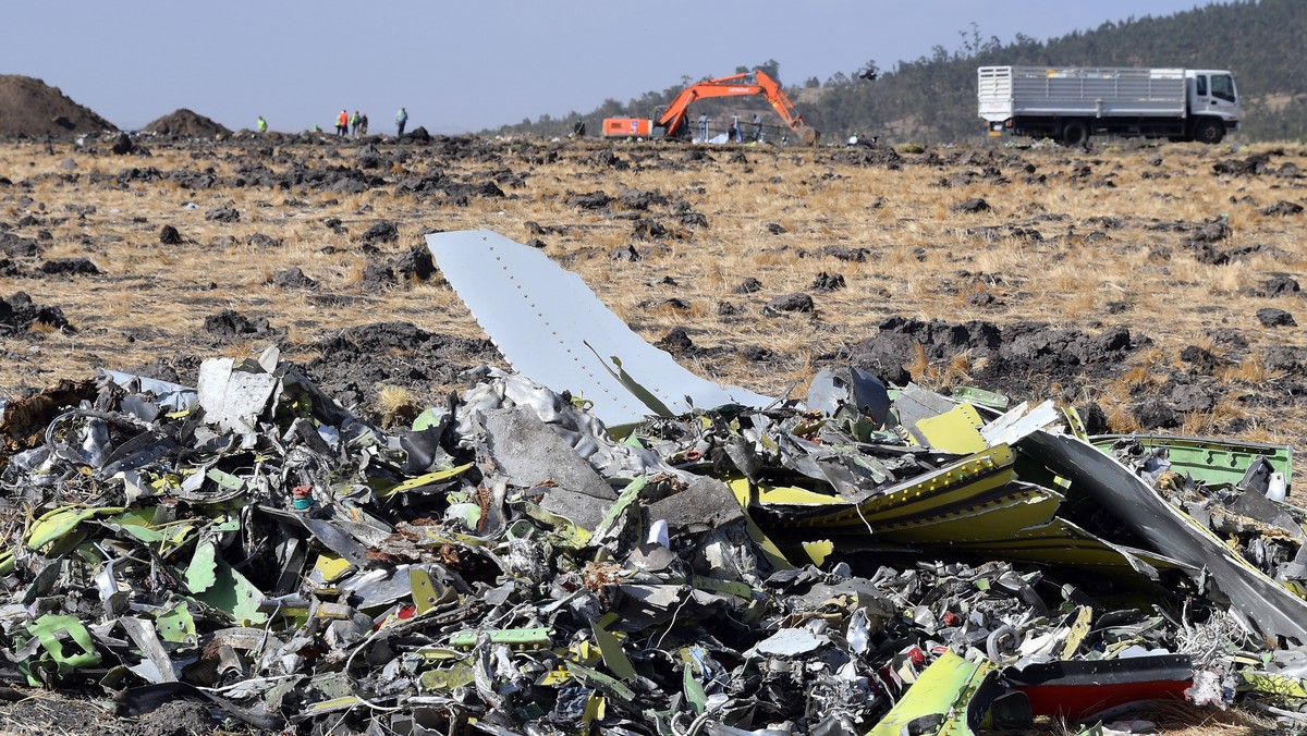 Eksperci badający przyczyny katastrofy Boeinga 737 MAX, który na początku marca rozbił się w Etiopii, doszli do wstępnych wniosków, że zainstalowany w samolocie system zapobiegający utracie siły nośnej (MCAS) automatycznie się włączył - podał dziś "Wall Street Journal".