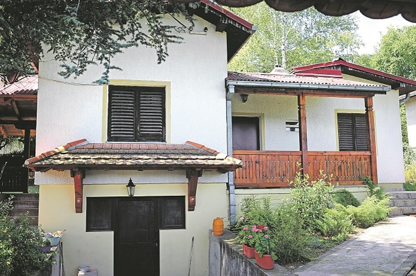 Svi kažu da se Koštunica nikad nije uobrazio: Pogled na dvorište u vikendici