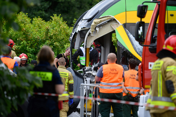 Miejsce zderzenia dwóch tramwajów przy rondzie Starołęka w Poznaniu