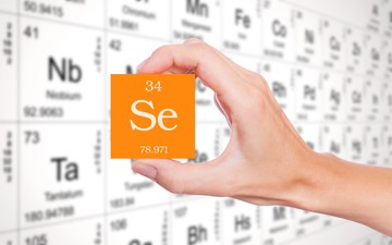 A szelén olyan mikroelem, amely mindössze 10-15 mg mennyiségben található meg az ember szervezetében, jelenléte mégis sokrétű biológiai hatást közvetít. A szelén legnagyobb része a lágy szövetekben, kiváltképp a májsejtekben található meg. A táplálékkal vesszük föl a szervezetbe.