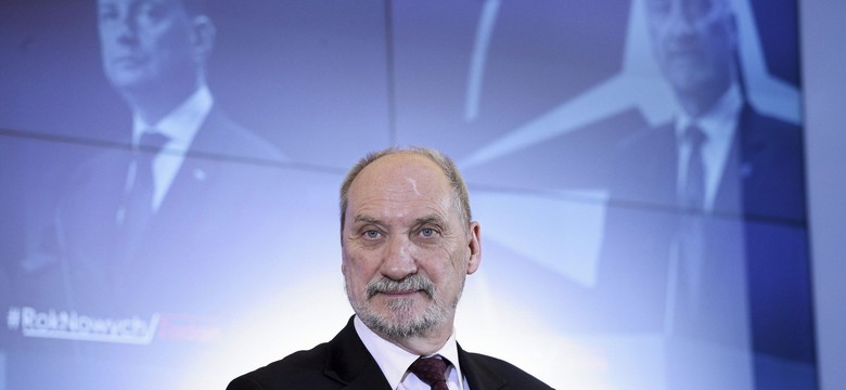 "Macierewicz zafundował sobie właśnie cykl przejażdżek śmigłowcami"