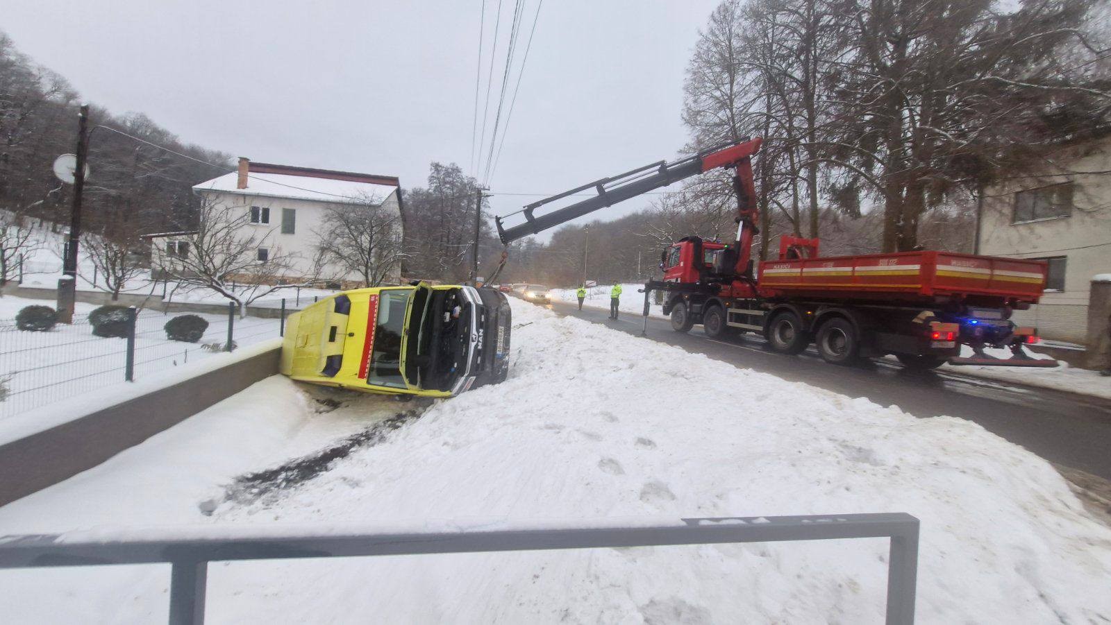 Sanitka sa pri nehode v Cejkove prevrátila na bok.