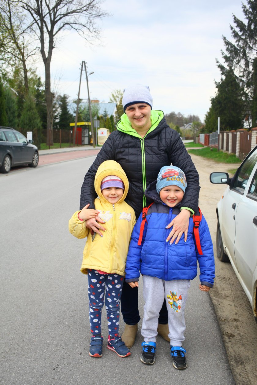 Justyna Lejska (32 l.) z dziećmi Pauliną (6 l.) i Kacprem (5 l.) z Wręczy