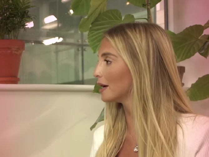Voditeljka sa najvećim grudima sveta bacila gosta u trans dekolteom od kog i najliberalniji crvene