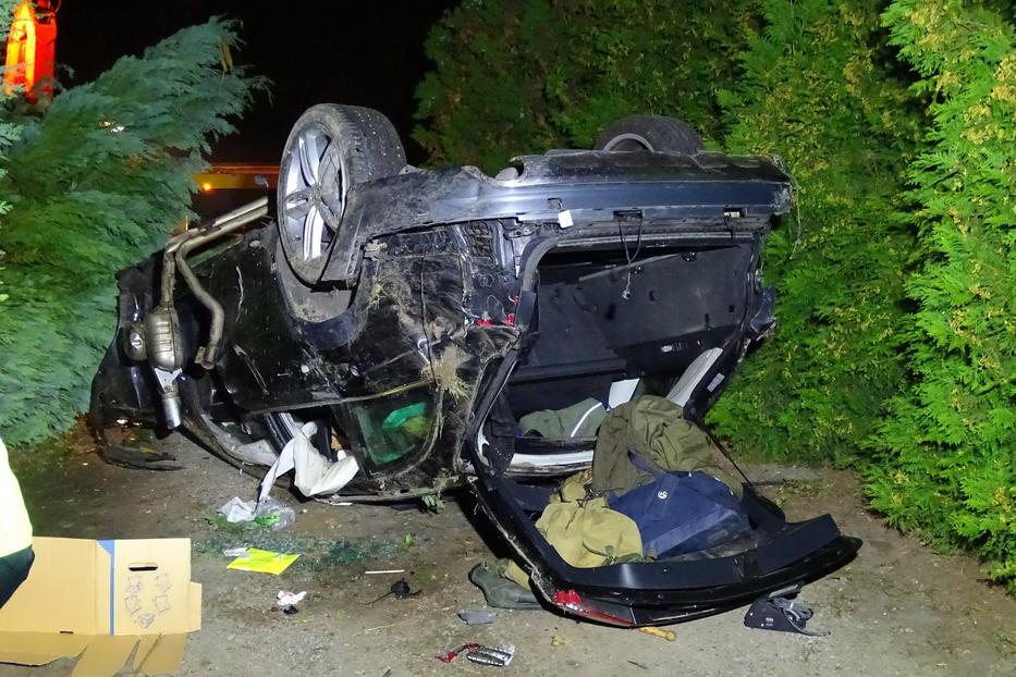 Meghalt az autó sofőrje/ Fotó:  MTI - Donka Ferenc