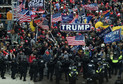 Policjanci powstrzymujący zwolenników Trumpa, którzy chcieli dostać się na Kapitol