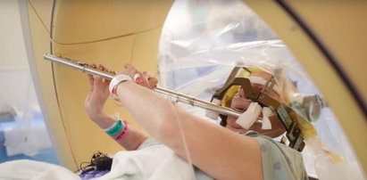 Pacjentka grała na flecie podczas operacji mózgu