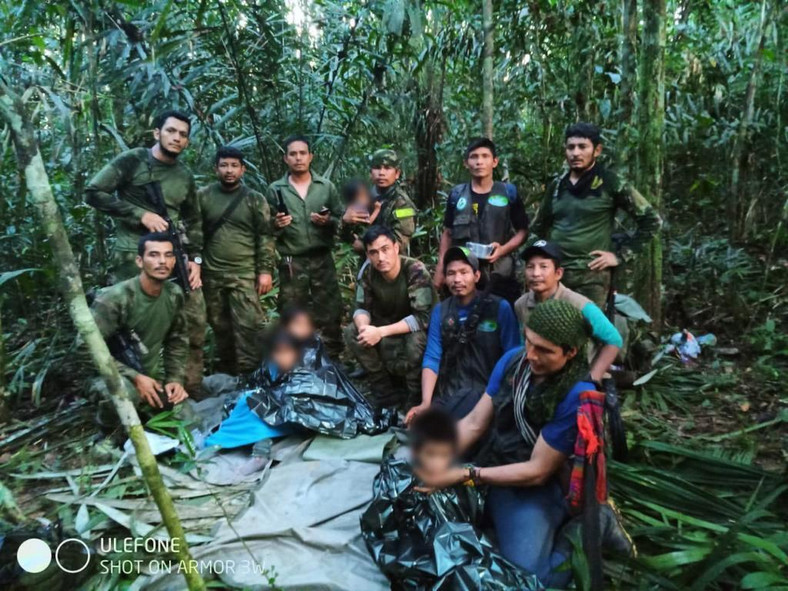 Poszukiwacze z kolumbijskiej armii ze znalezionymi w dżungli dziećmi