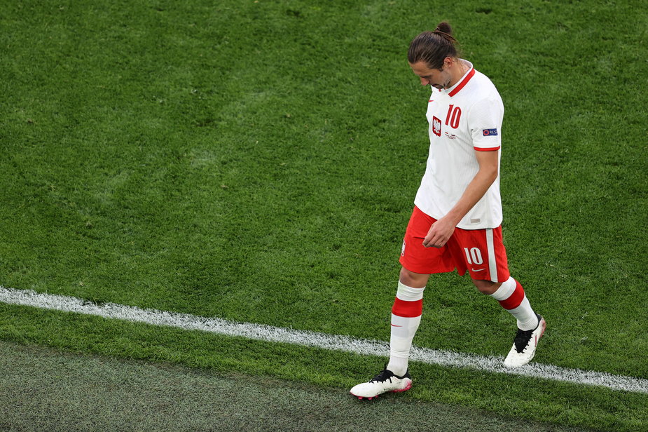 Grzegorz Krychowiak schodzi z boiska po czerwonej kartce w meczu ze Słowacją na Euro 2020