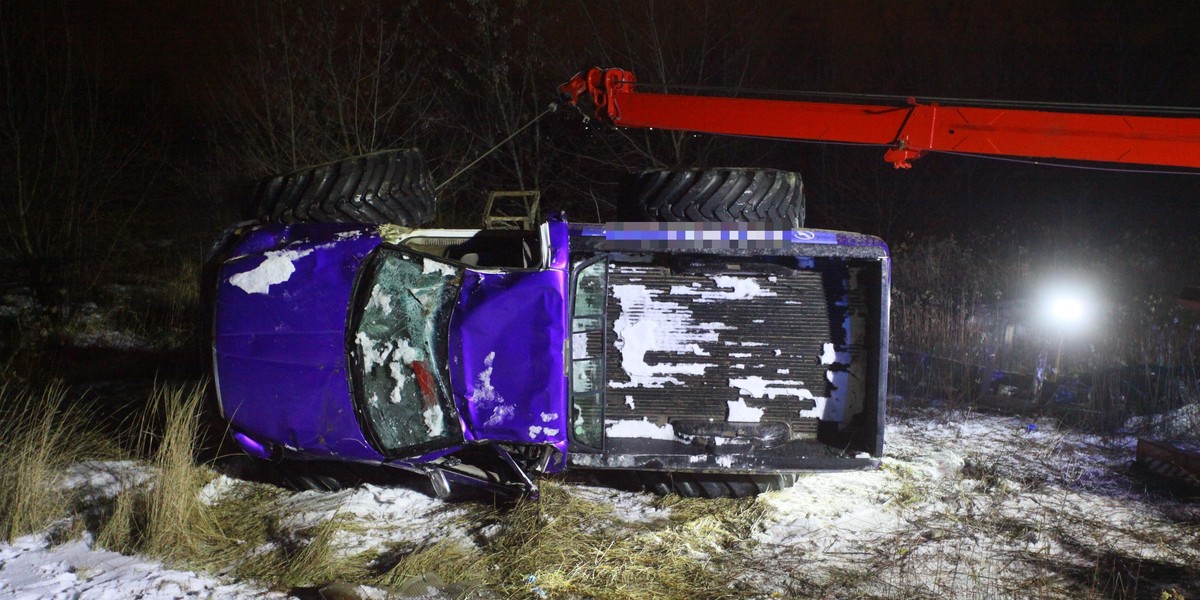 Monster truck dachował. W środku zakleszczeni ludzie