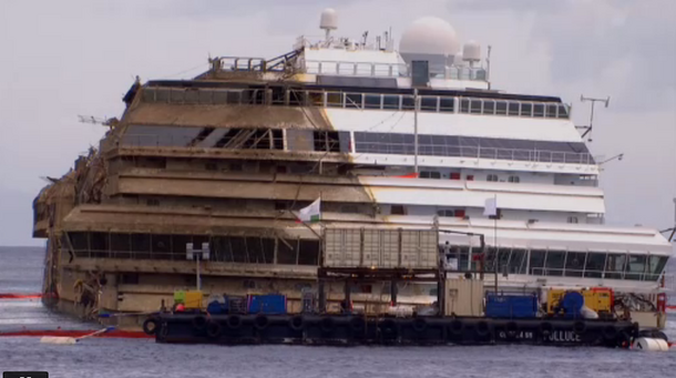 'Costa Concordia' ustawiona została do pionu. Zbliżenie na dziób. źródło: Reuters