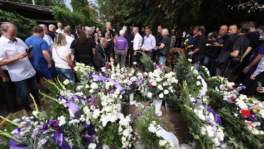 Óriási tömeg búcsúzott Törőcsik Andrástól: focilegendák, zenészek a gyászolók között – Fotók, videó a temetésről