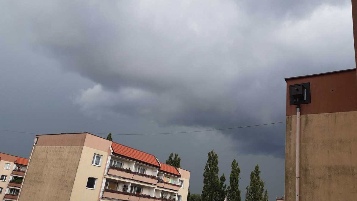Do odbiorców w województwie pomorskim, podkarpackim oraz części małopolskiego przesłano SMS-owe ostrzeżenia o burzach, ulewnym deszczu, silnym wietrze i gradzie - poinformowało w poniedziałek wieczorem Rządowe Centrum Bezpieczeństwa.