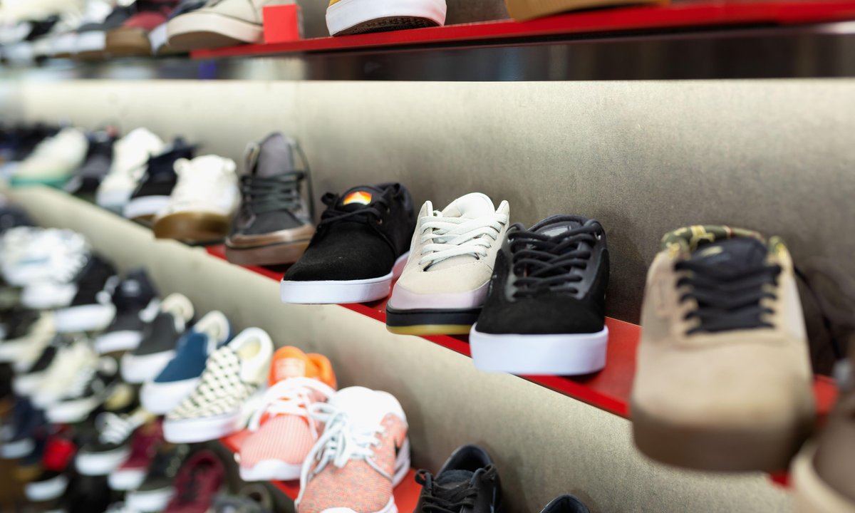 Białe sneakersy są już obciachem? W 2026 ten trend podbija ulice!