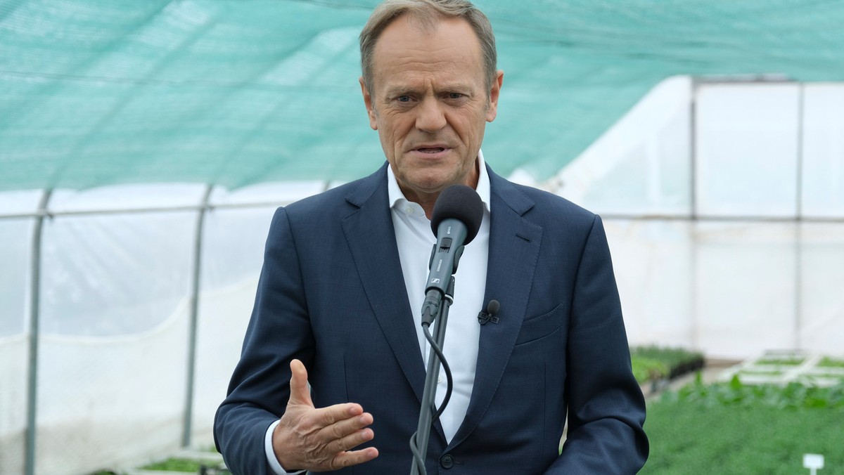 Donald Tusk podczas konferencji prasowej we wsi Korczyna. 25.04.2022 r.