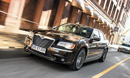 Chrysler 300C Hemi 、M5、3シリーズ o Chrysler 300 | Limuzyna Chrysler 300C