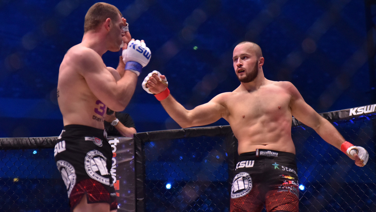 Mistrz KSW w wadze półciężkiej wciąż jest ten sam. Na KSW 39 Colosseum Tomasz Narkun zmusił swojego rywala do poddania się na sekundę przed końcem pierwszej rundy. Marcin Wójcik był o włos od przetrwania, ale ostatecznie nie wytrzymał i duszenie nogami zapewniło Narkunowi obronę tytułu i triumf na KSW 39.