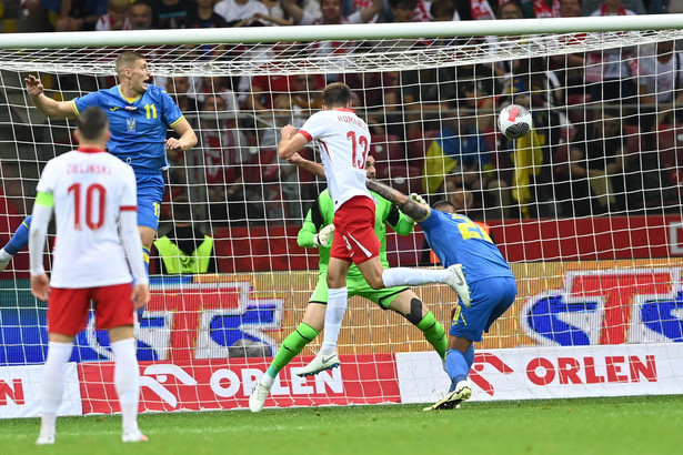 Zawodnik reprezentacji Polski Taras Romanczuk (C) strzela bramkę podczas towarzyskiego meczu piłkarskiego z Ukrainą