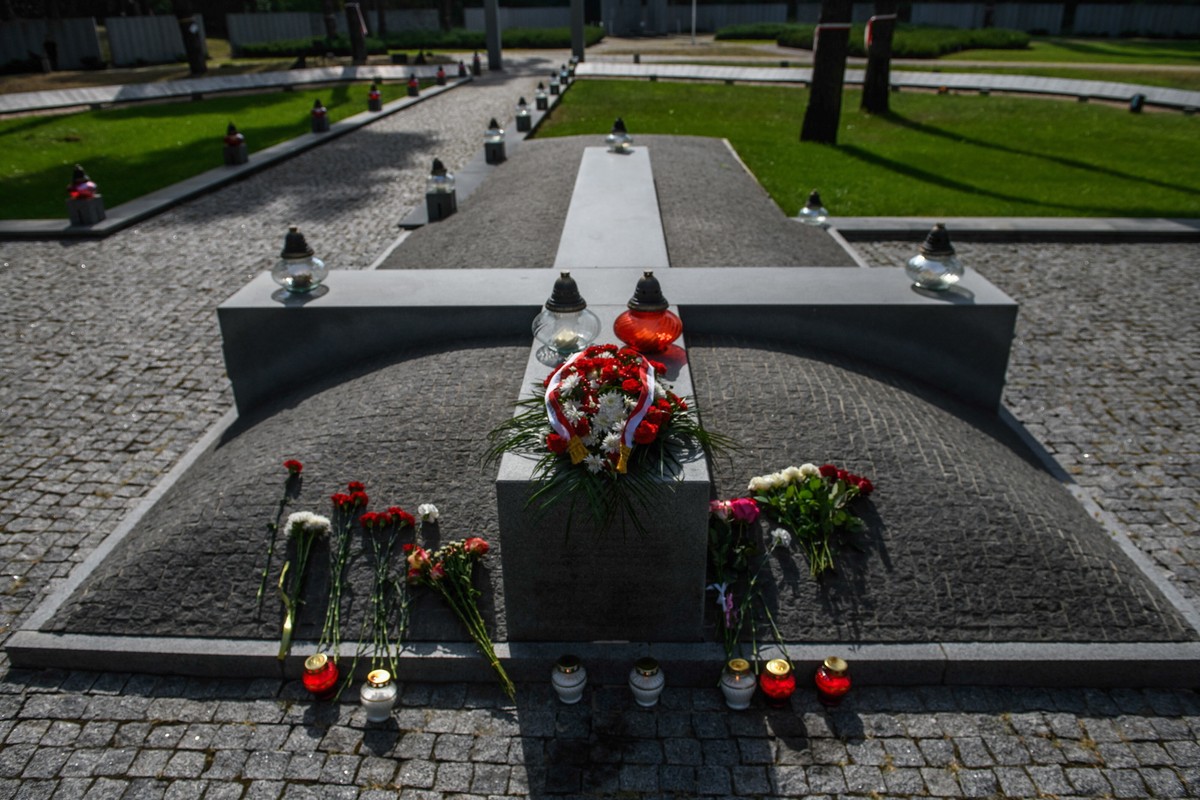 01.09.2024. Polski Cmentarz Wojenny w Kijowie-Bykowni, 1 bm. Dyplomaci i przedstawiciele polskiej społeczności Ukrainy złożyli wieńce w 85. rocznicę agresji Niemiec na Polskę
