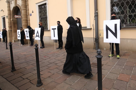 Strajk kobiet po wyroku TK w sprawie aborcji. Protestujący ułożyli napis "Dom Szatana" przed krakowską kurią