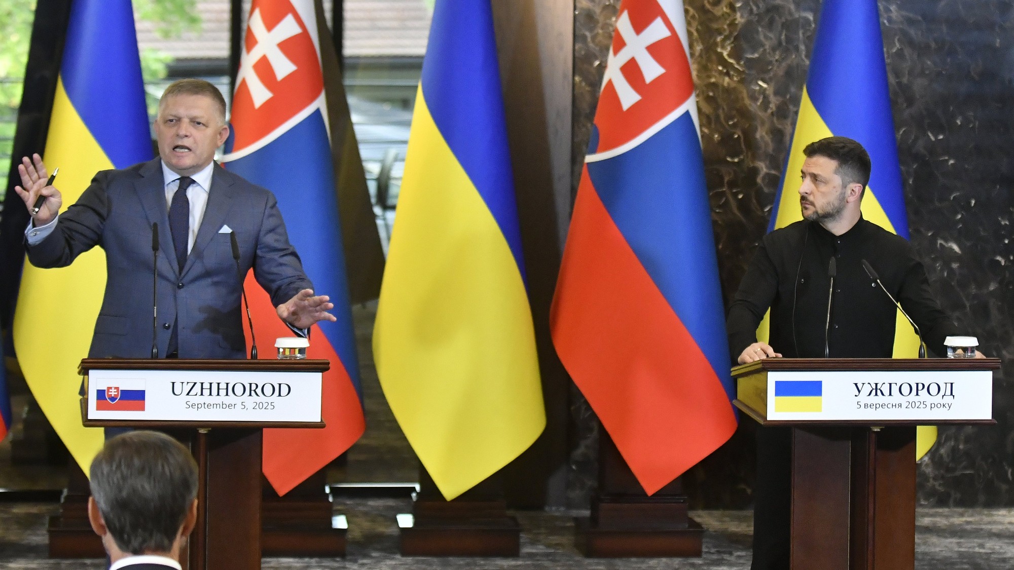 Predseda vlády SR Robert Fico a ukrajinský prezident Volodymyr Zelenskyj. 