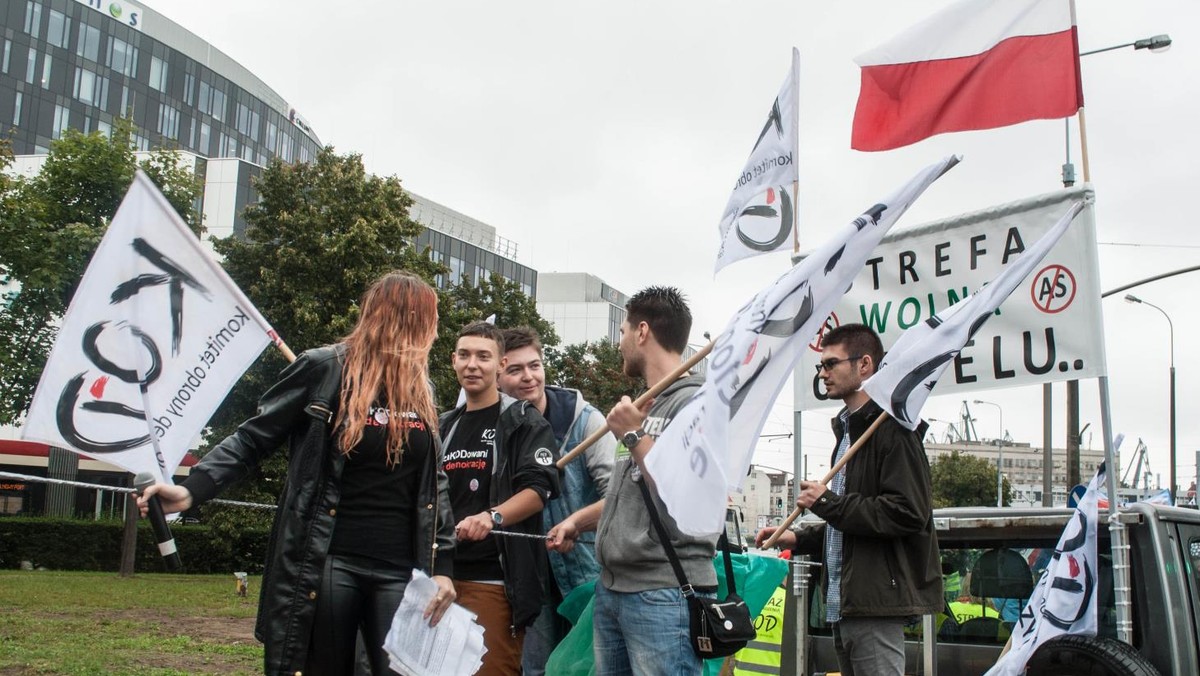 Działacze świętokrzyskiego Komitetu Obrony Demokracji wybierają się w sobotę do Warszawy, by wziąć udział w marszu "Jedna Polska – dość podziałów". Jak podkreślają, jadą do stolicy, bo nie zgadzają się na dzielenie Polski i Polaków. Do udziału w manifestacji zapraszają wszystkich chętnych.