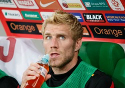 Perquis zawinił przy dwóch golach i wyleciał z boiska. Zobacz wideo