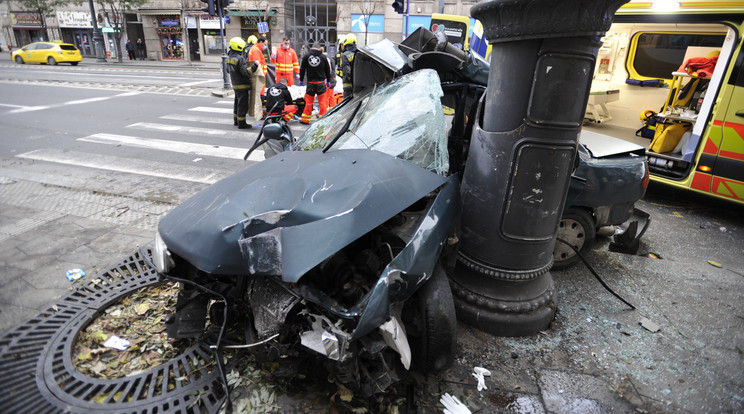 Rommá tört – A Mitsubishi Lancer, miután letarolt mindent, a vezetőoldali ajtóval csapódott a lámpának. / Fotó: MTI/Mihádák Zoltán