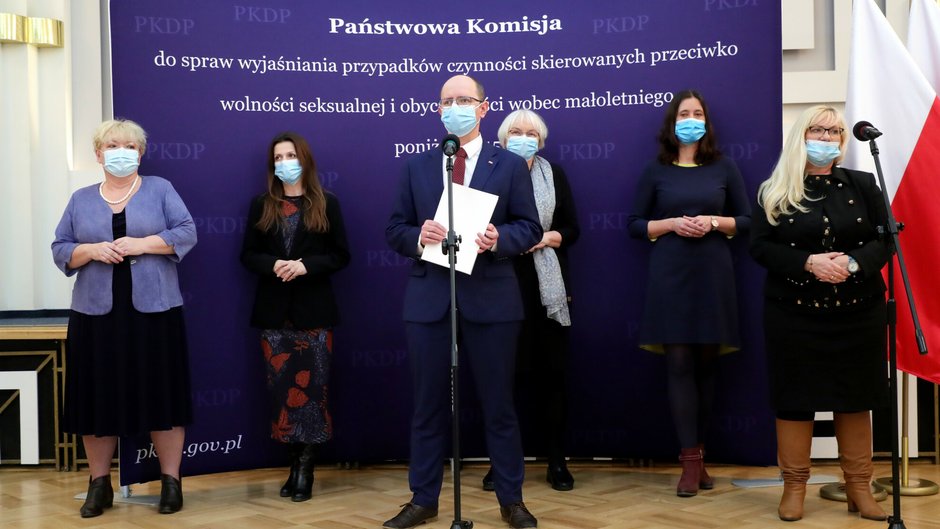 Członkowie Państwowej Komisji ds. Pedofilii.