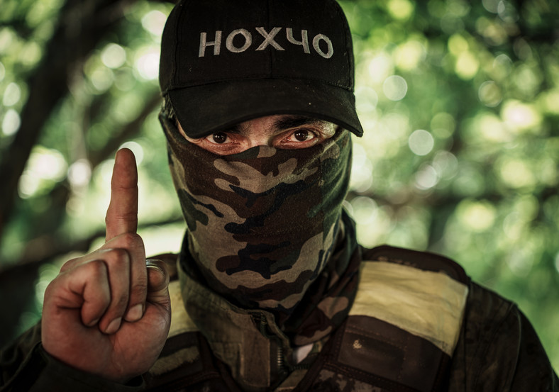 Ukraiński wojskowy z napisem na czapce "Nokhcho" - nazwa własna Czeczenów, podczas zajmowania pozycji w obwodzie charkowskim, 10 czerwca 2022 r.