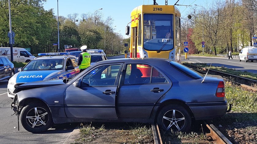 Kim jest kierowca, który mercedesem zablokował tramwaje?