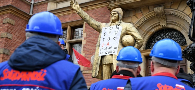 Złoty Tusk i "Konstytucja" w prezencie dla Dulkiewicz. Tak stoczniowcy bronią ks. Jankowskiego [FOTO]