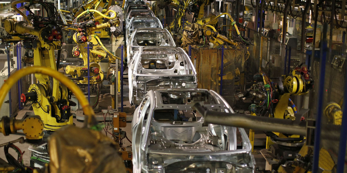 roboty w fabryce samochodów