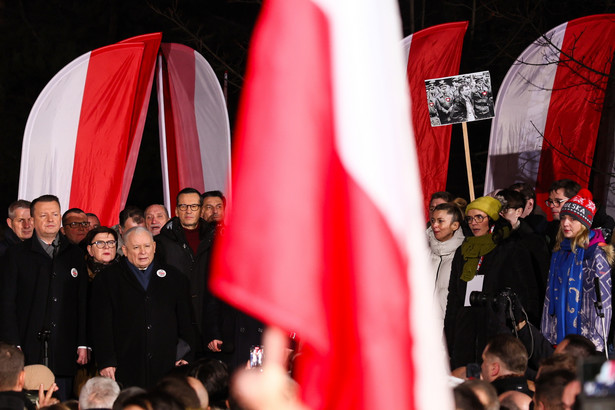 Jarosław Kaczyński, Mateusz Morawiecki, Mariusz Błaszczak na organizowanej przez Prawo i Sprawiedliwości manifestacji "Protest Wolnych Polaków"