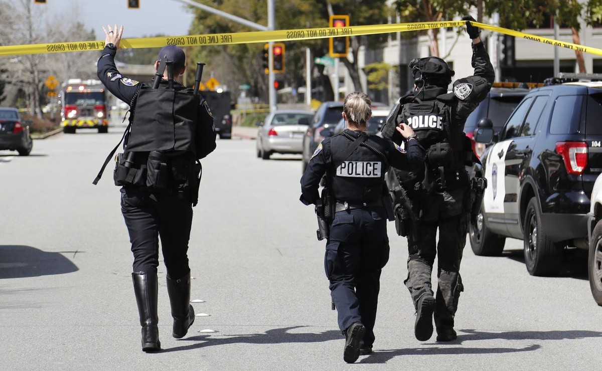 Policja przed siedzibą YouTube