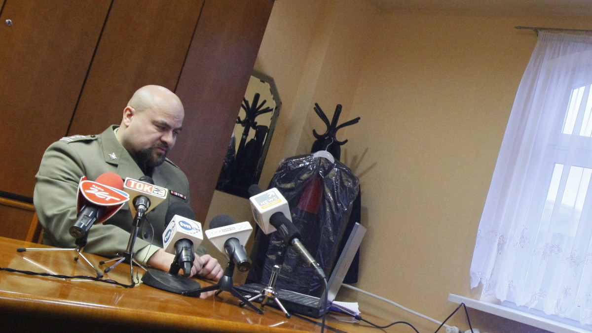 Prokurator wojskowy płk Mikołaj Przybył, który w poniedziałek rano postrzelił się po konferencji prasowej, został przeniesiony do Szpitala Klinicznego nr 2 w Poznaniu.