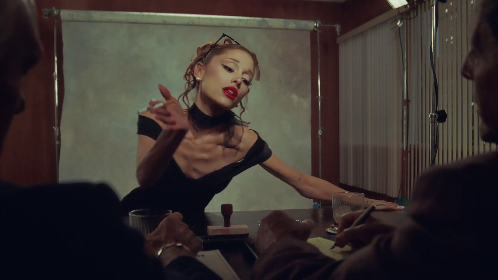 Ariana Grande vo videoklipe Petal, august 2026