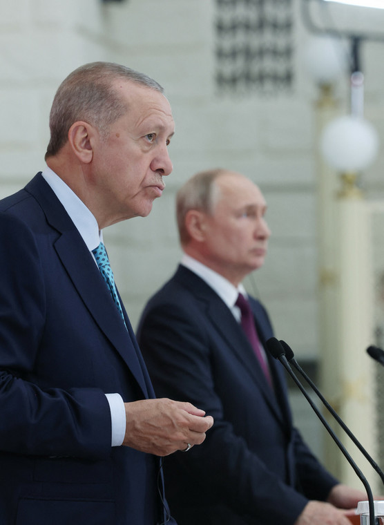 Prezydent Turcji Recep Tayyip Erdogan (po lewej) i prezydent Rosji Władimir Putin (po prawej) podczas wspólnej konferencji prasowej po spotkaniu w Soczi, Rosja, 4 września 2023 r.
