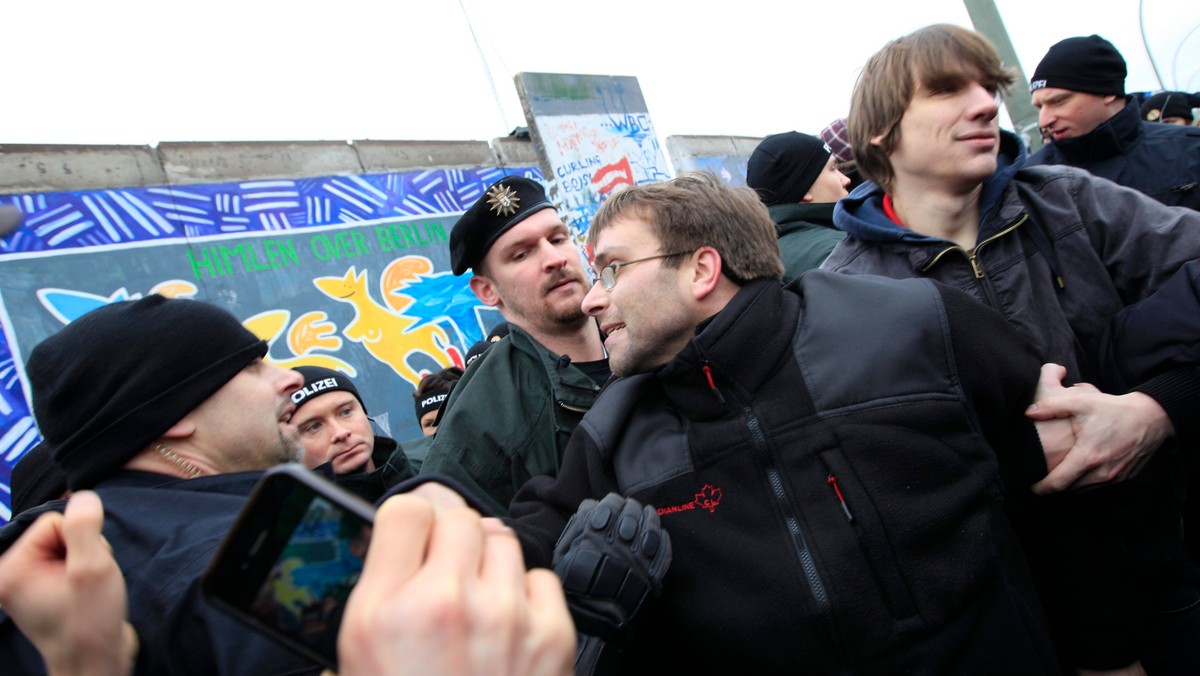 Kilkuset demonstrantów wstrzymało częściowy demontaż East Side Gallery w Berlinie, jednego z ostatnich zachowanych fragmentów muru berlińskiego, pokrytego na odcinku 1,3 km pracami malarzy i grafficiarzy. W tym miejscu ma powstać budynek mieszkalny.