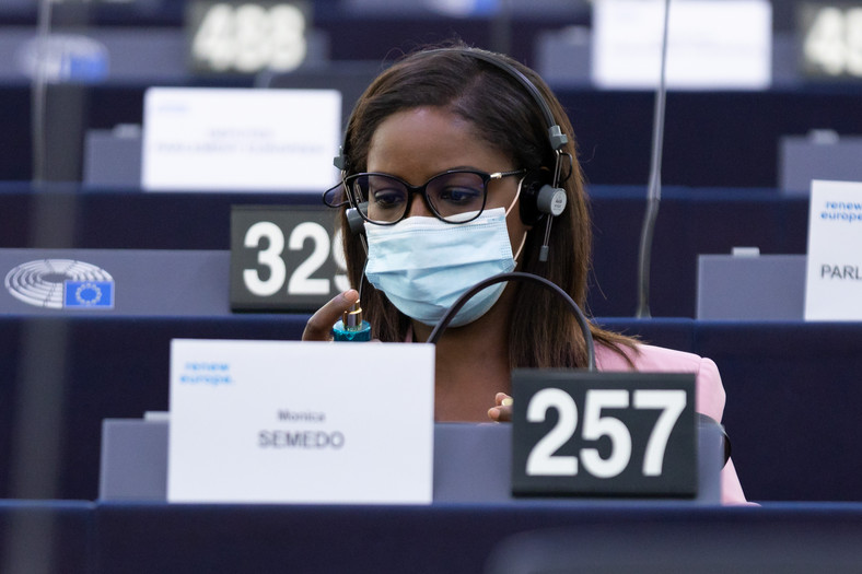 Monica Semedo z Luksemburga z grupy Renew, jedna z zaledwie dwóch posłów do PE ukaranych od 2019 r. za zastraszanie