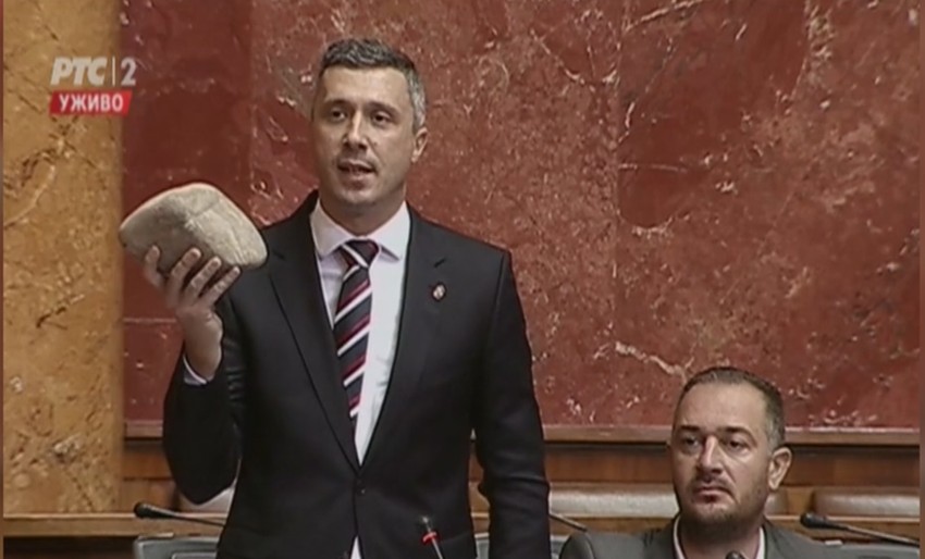 Boško Obradović sa kamenom u Skupštini