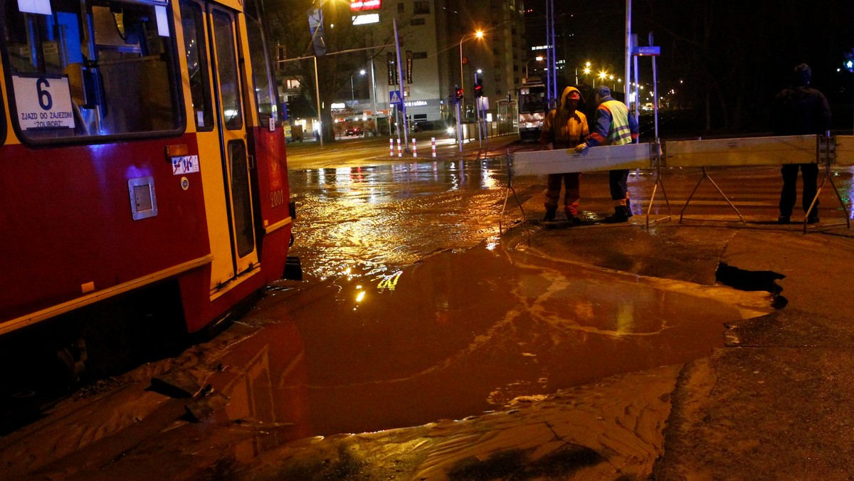 Już drugą dobę trwa usuwanie skutków poważnej awarii wodociągowej, do jakiej doszło na warszawskich Bielanach. Nadal nie jeżdżą tamtędy tramwaje. Wodociągowcy wymieniają uszkodzony fragment magistrali. Potem trzeba będzie jeszcze odtworzyć torowisko.