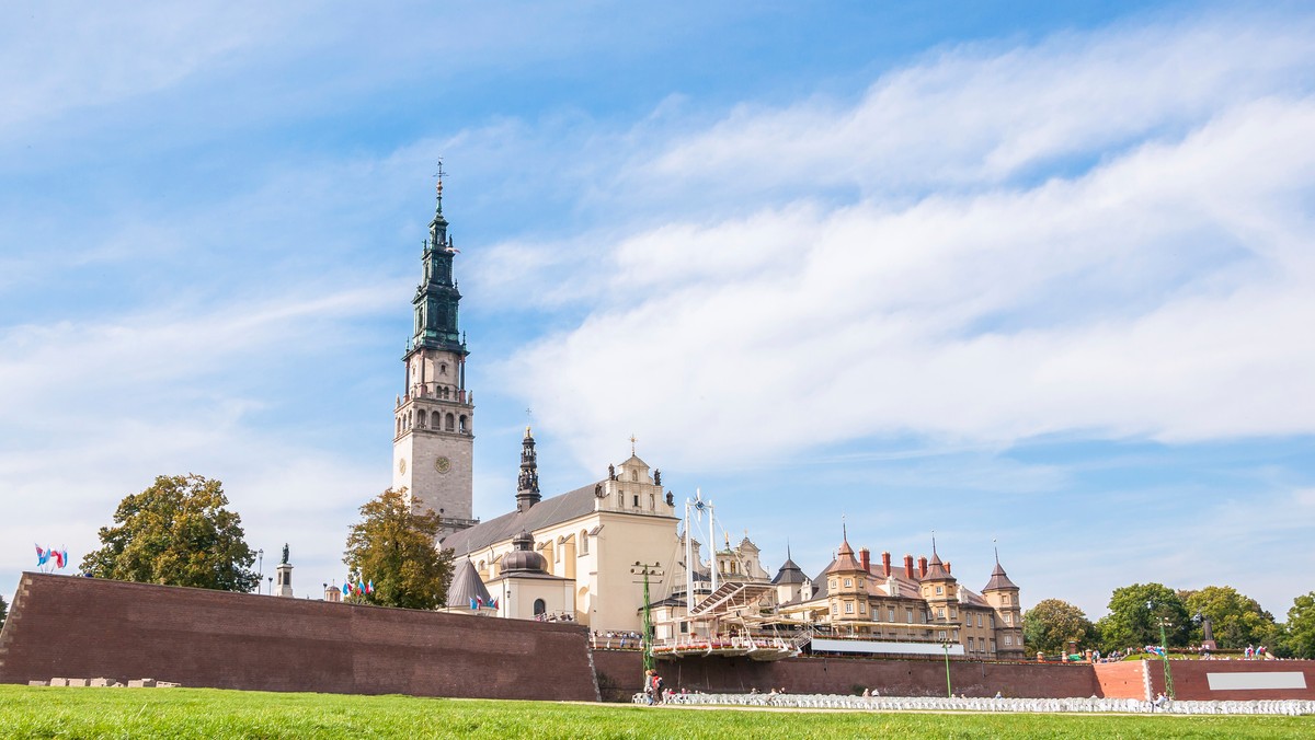 Wieczorna msza św. w bazylice jasnogórskiej zainaugurowała dziś obchody jubileuszowego roku 300-lecia koronacji obrazu Matki Bożej Częstochowskiej koronami papieskimi. Eucharystii przewodniczył abp Stanisław Gądecki.