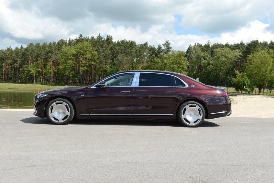 Mercedes-Maybach S 680 ma niemal 5,5 metra długości. Jazda takim samochodem po mieście byłaby problemem, jeśli by trzeba parkować na standardowych miejscach. Jednak właściciele taki pojazdów mają raczej dostosowane do nich parkingi...