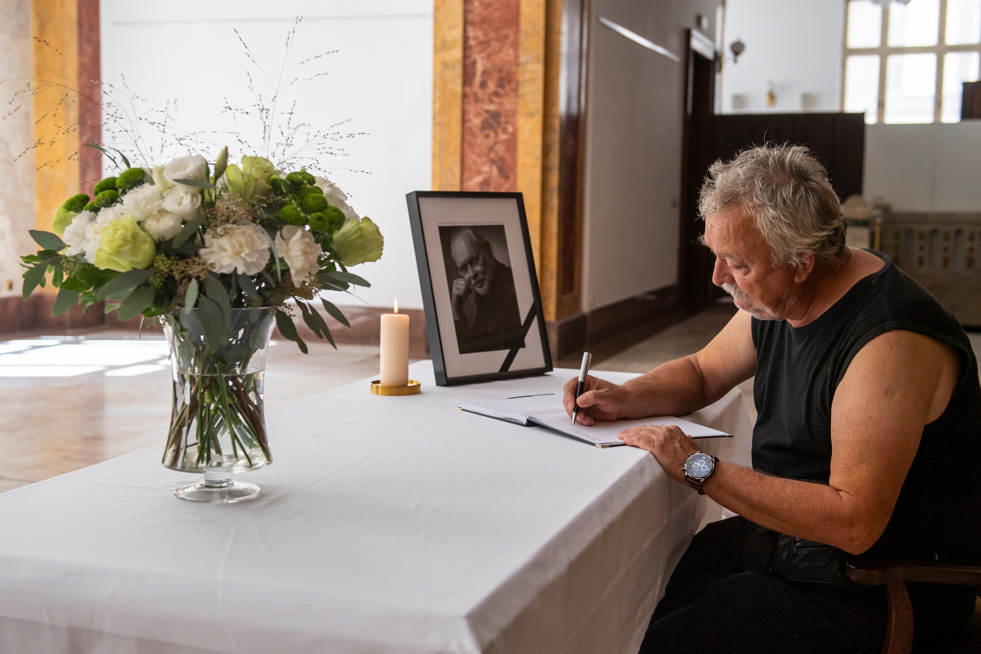 Kondolenčná kniha na pamiatku zosnulého hudobníka Vaša Patejdla v  Dvorane Ministerstva kultúry SR.