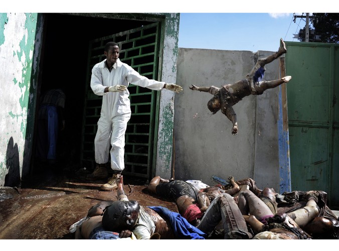 Zdjęcie Oliviera Laban-Mattei z Agence France-Presse - najlepsze w kategorii fotoreportażu newsowego. Zostało wykonane po tragicznym trzęsieniu ziemi na Haiti w kostnicy przy szpitalu w Port-au-Prince