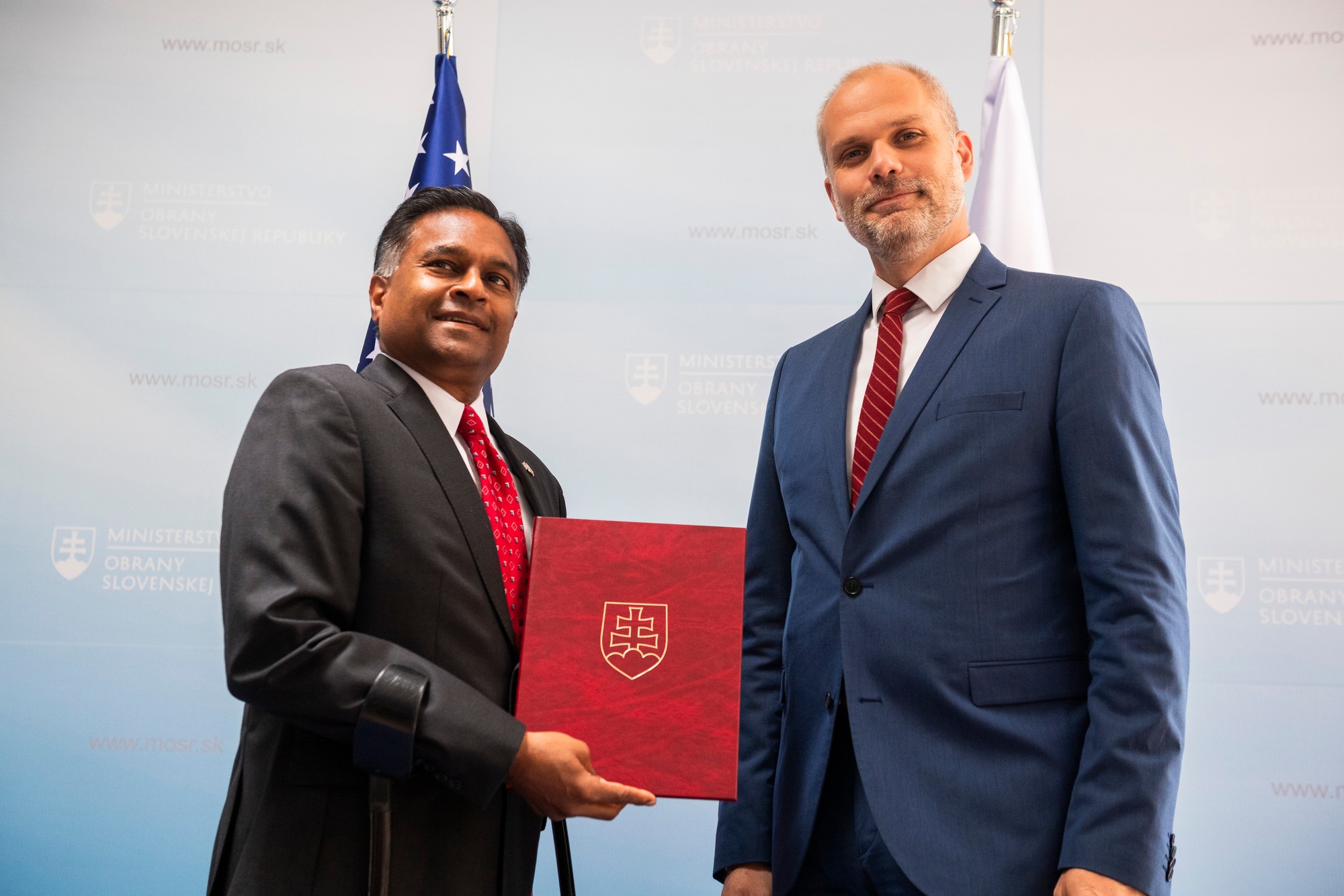 Zľava veľvyslanec USA na Slovensku Gautam Rana minister obrany SR Martin Sklenár.