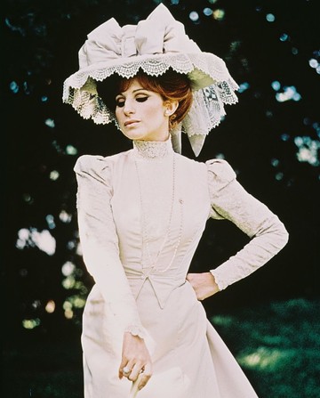 Barbra Streisand egy jelenetben a Hello, Dolly! című filmből. A musical 1969-ben debütált a mozikban.