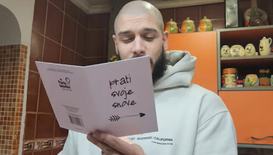 Dejan čita čestitku koju mu je devojka napisala za rođendan