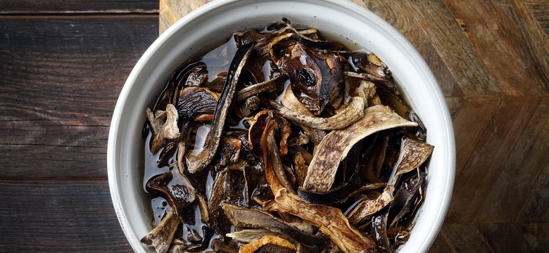 Ile gotować grzyby na farsz do pierogów? Ten błąd pozbawi je smaku